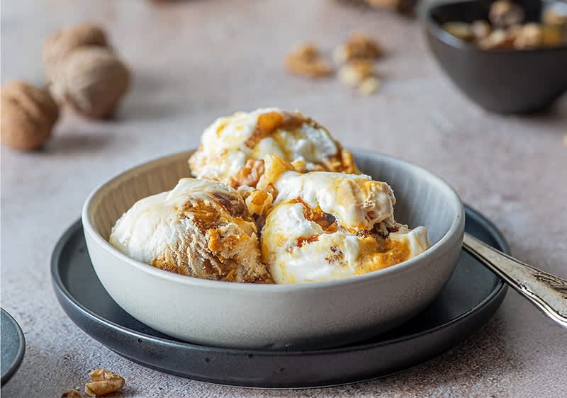 Bananen-Nicecream mit Walnusskernen