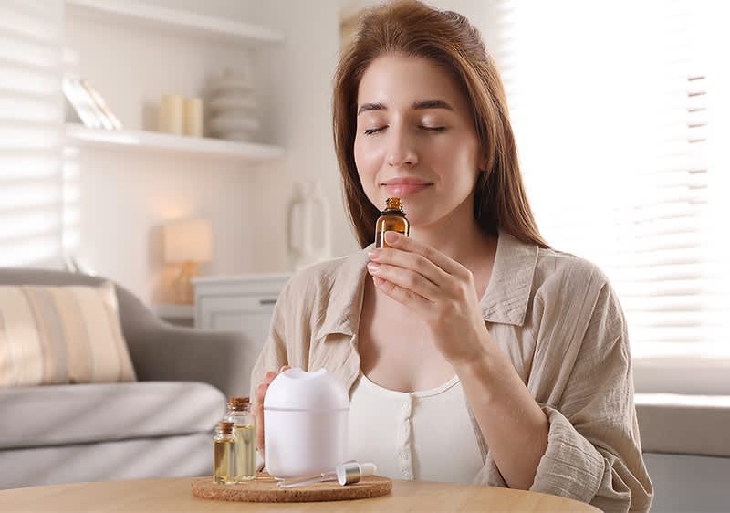 Aromatherapie mit Diffuser und ätherischen Ölen im Wohnzimmer