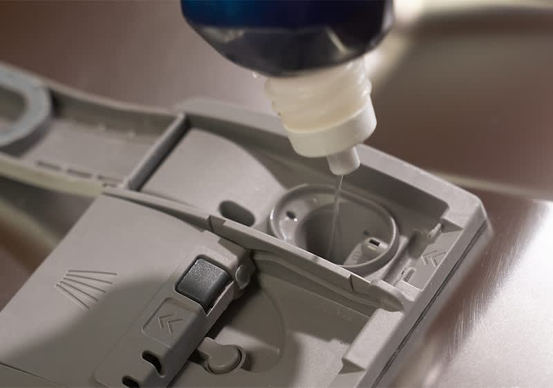 Geschirrspüler mit Spülmittelspender in Nahaufnahme