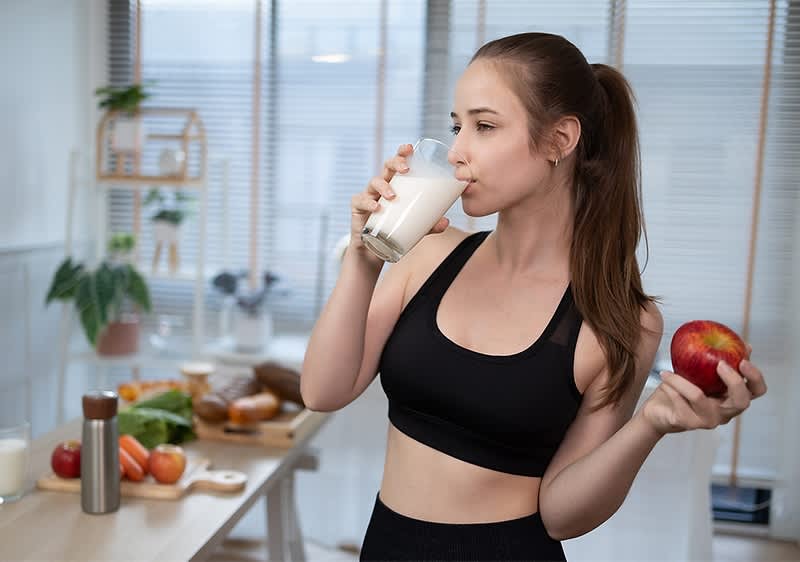 Gesunde Ernährung mit Apfel und Milch in moderner Küche