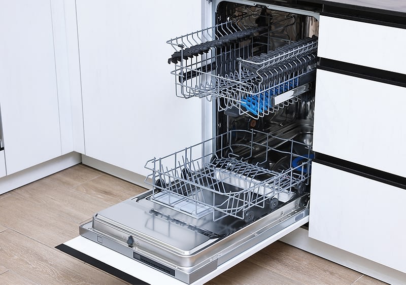 Geschirrspüler in moderner Küche mit offenen Racks