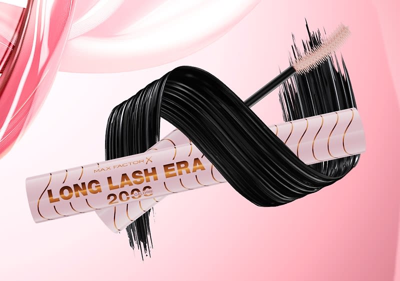 Wimperntusche mit schwarzem Pinsel auf rosa Hintergrund
