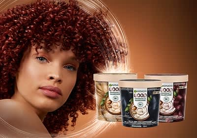 Haarpflegeprodukte vor  Frau mit locken