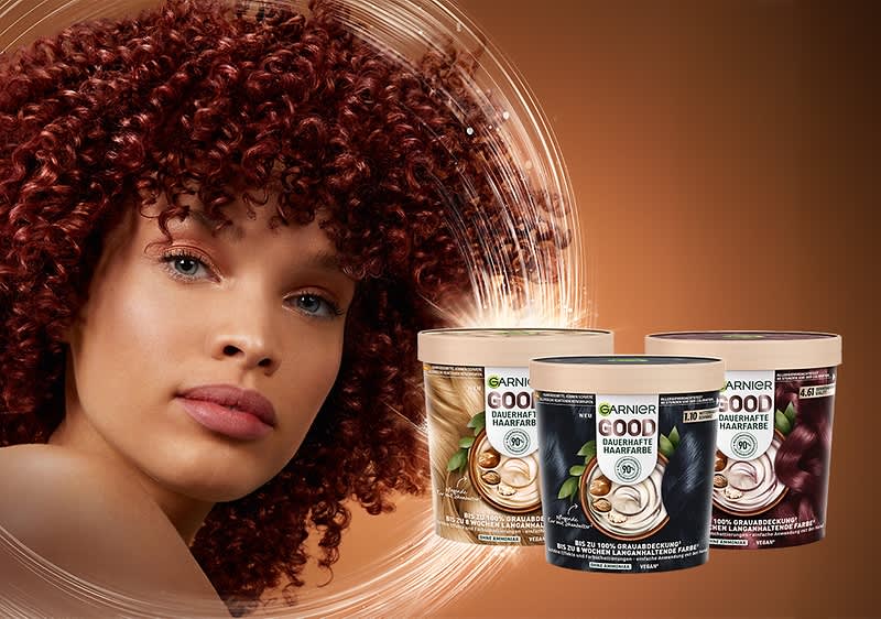 Haarpflegeprodukte vor  Frau mit locken