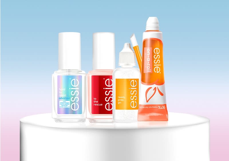 Nagelpflegeprodukte von Essie auf Podest vor blauem Hintergrund