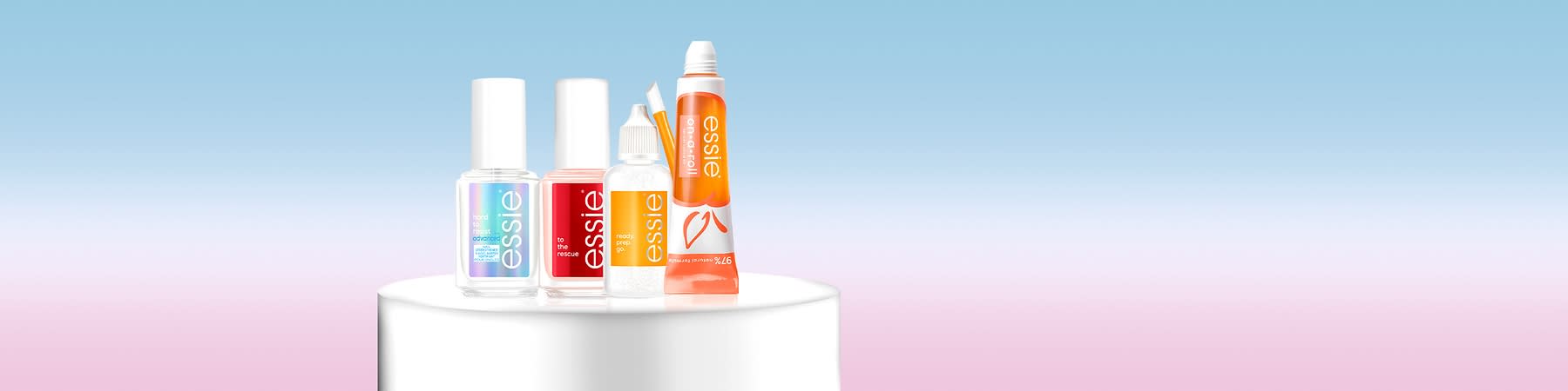 Nagelpflegeprodukte von Essie auf Podest vor blauem Hintergrund