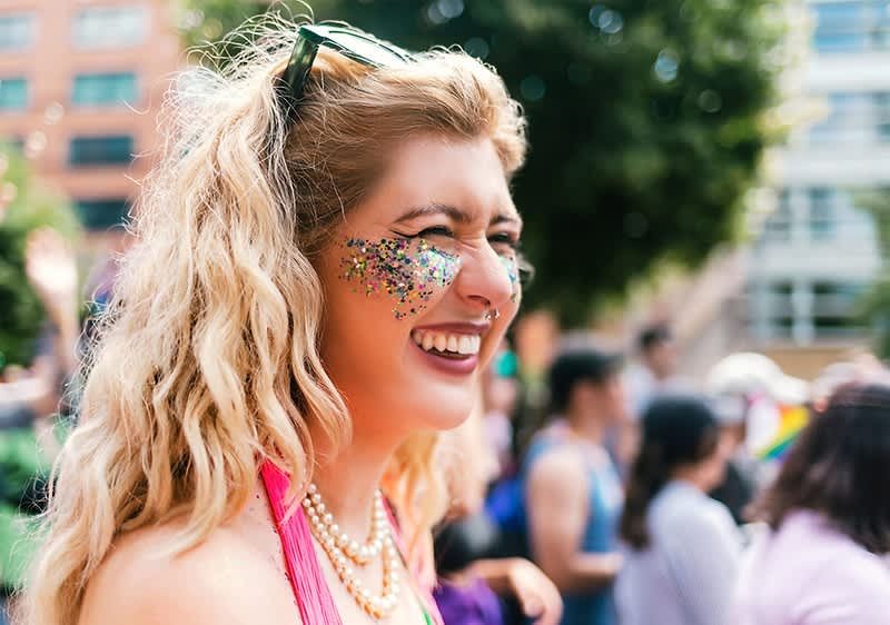 Lachende Frau am Festival