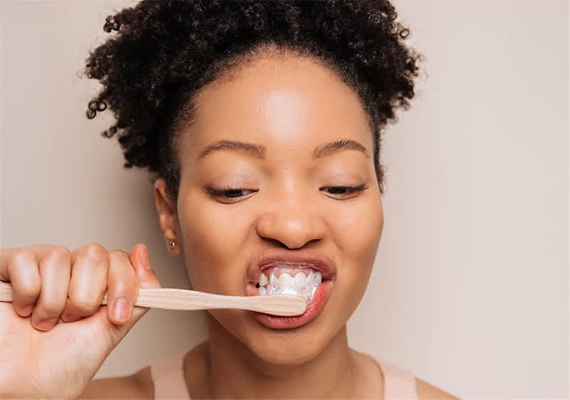 Zahnpasta auf Zahnbürste mit weißem Hintergrund