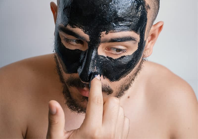 Mann mit Glatze und nacktem Oberkörper