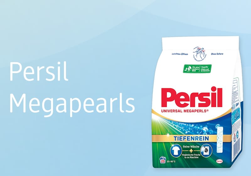 Persil Megaperls Verpackung auf blauem Hintergrund