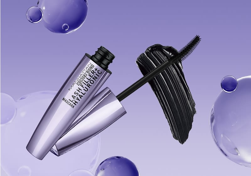 Mascara mit Bürste und violetter Verpackung auf lila Hintergrund