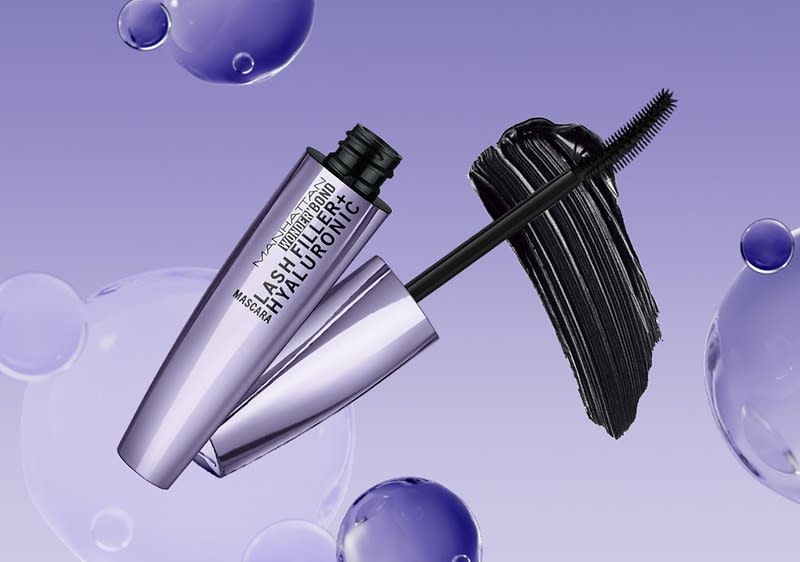 Mascara mit Hyaluronsäure und Bürste vor lila Hintergrund