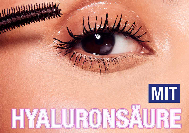 Nahaufnahme eines geschminkten Auges mit Mascara und Text mit Hyaluronsäure