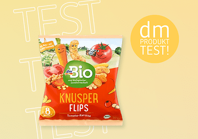 Knusper Flips Tomate-Karotte Verpackung vor gelbem Hintergrund