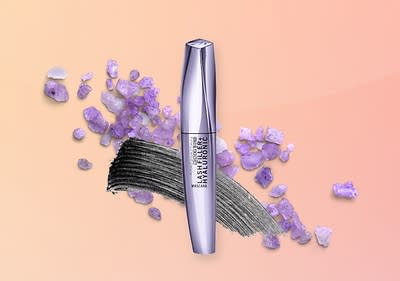 Manhattan Mascara mit violetten Kristallen auf rosa Hintergrund