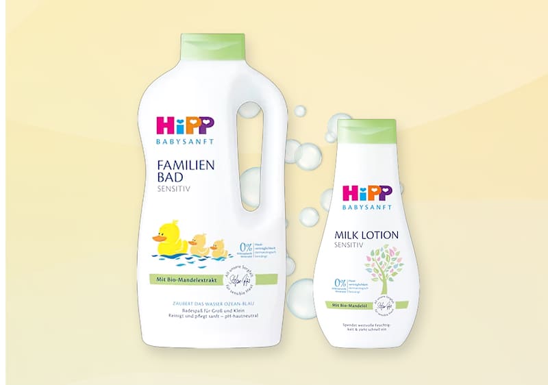 Hipp Babysanft Familienbad und Milk Lotion Sensitiv Flaschen mit Logo und Produktbeschreibung