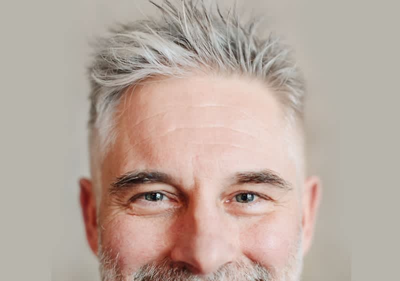 Kurzhaarfrisur mit grauen Haaren