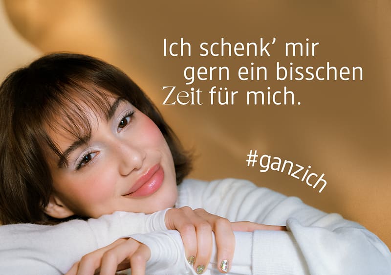 Frau in weißem Pullover mit Schriftzug Ich schenk' mir gern ein bisschen Zeit für mich und Hashtag #ganzich