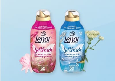 Lenor Weichspüler Flaschen mit Blumen auf blauem Hintergrund