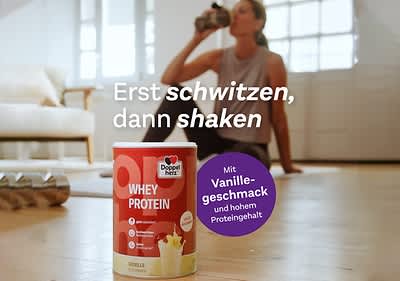 Whey Protein Dose mit Vanillegeschmack im Vordergrund, Frau beim Training im Hintergrund