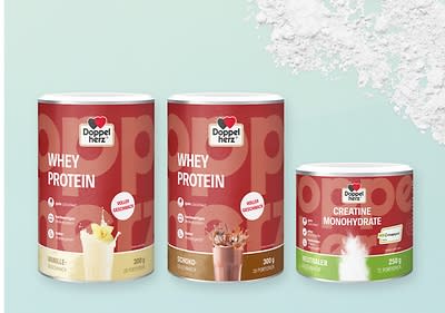 Doppelherz Proteinpulver und Kreatin Verpackungen auf blauem Hintergrund