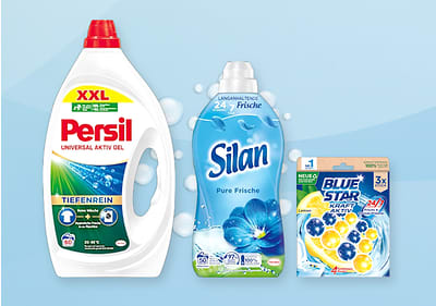 Eine Collage aus drei Produktverpackungen: Links eine weiße Persil-Flasche mit rotem Deckel und der Aufschrift „XXL Universal Aktiv Gel Tiefenrein“, in der Mitte eine blaue Silan-Flasche mit der Aufschrift „Lang anhaltende Frische Pure Frische“, rechts eine Blue Star-Packung mit der Aufschrift „Neu! Kraft Aktiv 3x Frische“