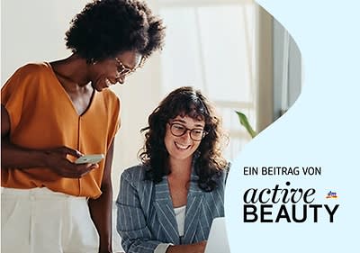 Zwei Personen, eine in einem orangefarbenen Oberteil und die andere in einem gestreiften Blazer, stehen nebeneinander. Rechts im Bild steht der Text „Ein Beitrag von active beauty“ mit dem dm-Logo.
