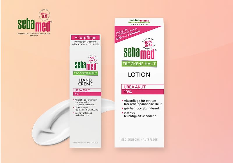Zwei Produktverpackungen von sebamed für trockene Haut, Handcreme mit 5% Urea und Lotion mit 10% Urea, auf rosa Hintergrund