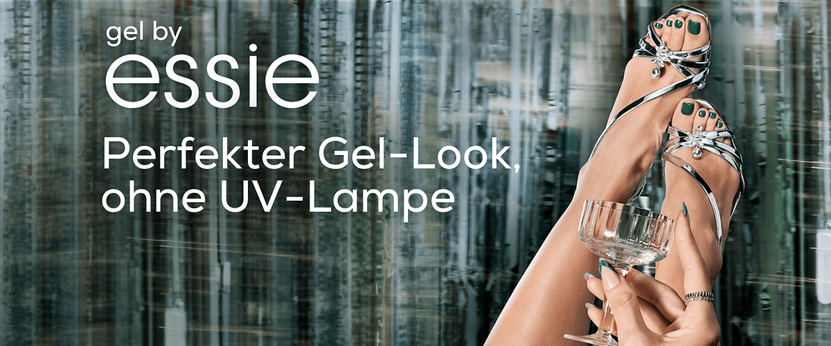 Zwei Füße in silbernen Sandalen mit grünen Zehennägeln, eine Hand hält ein Glas, Text: „gel by essie Perfekter Gel-Look, ohne UV-Lampe“