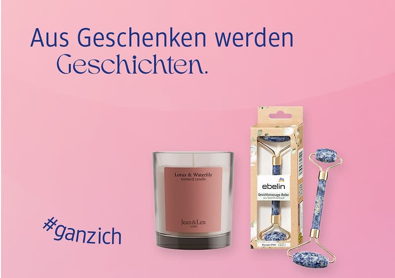 Kerze mit der Aufschrift „Lotus & Waterlily scented candle“ und ein Gesichtsroller von ebelin vor rosa Hintergrund mit dem Text „Aus Geschenken werden Geschichten“ und „#ganzich“