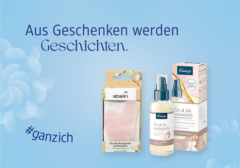Eine ebelin und ein Kneipp Produkt auf blauem Hintergrund und mit den Texten „Aus Geschenken werden Geschichten“ und „#ganzich“