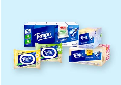 Mehrere Tempo Taschentuchpackungen in verschiedenen Größen und Designs, darunter Original und Soft & Sensitive, auf hellblauem Hintergrund