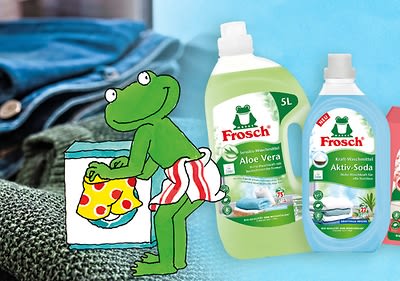 Eine Illustration zeigt einen Frosch in gestreifter Hose, der Wäsche wäscht. Daneben stehen Frosch Waschmittel Aloe Vera und Aktiv-Soda Flaschen.