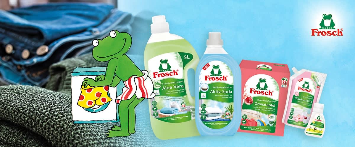 Illustration eines grünen Frosches in gestreifter Hose, daneben Frosch Waschmittel Aloe Vera, Aktiv-Soda und Granatapfel Verpackungen