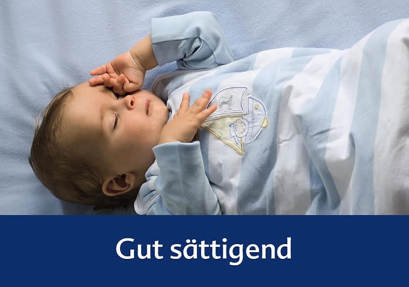 Ein Baby in einem gestreiften Schlafanzug liegt auf einer blauen Decke, darunter der Text „Gut sättigend“