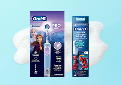 Zwei Oral-B Kinderzahnbürstenverpackungen, links mit Frozen-Motiv und rechts mit Spider-Man-Motiv, beide mit der Aufschrift „Überlegene Reinigung“