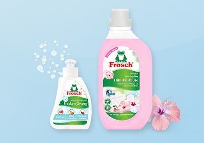 Zwei Frosch-Produkte: links Flecken-Zwerg, rechts Hibiskusblüte Weichspüler, beide mit grünem Frosch-Logo, daneben rosa Hibiskusblüte