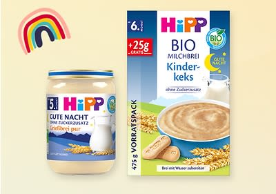 Eine Packung HiPP Bio Milchbrei Kinderkeks ohne Zuckerzusatz neben einem Glas HiPP Gute Nacht Grießbrei pur mit Aufschrift „+25g gratis“
