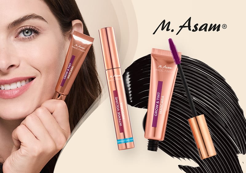 Zwei M. Asam Kosmetikprodukte, ein Mascara und eine Tube mit der Aufschrift „GROW & START“, vor einem beigen Hintergrund mit schwarzem Pinselstrich