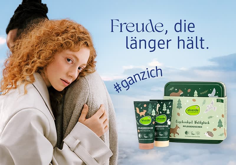 Zwei Personen umarmen sich, daneben Alverde Geschenkset mit Waldtier-Design, Text: âFreude, die lĂ€nger hĂ€lt. #ganzichâ