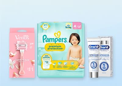 Eine Packung Venus ComfortGlide Rasierer, Pampers Windeln mit der Aufschrift „premium protection“ und Oral-B Zahnpasta mit „Intensive Whitening“