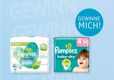 Zwei Pampers-Packungen auf blauem Hintergrund, links Pampers Harmonie Aqua, rechts Pampers Baby-Dry, daneben ein Kreis mit „Gewinne mich!“