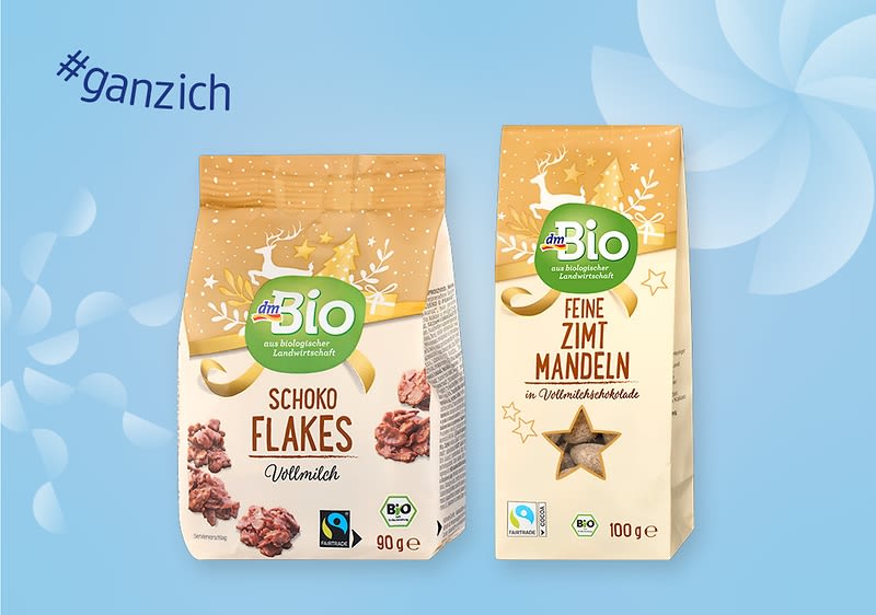 Bio Schoko Flakes und Zimt Mandeln Verpackungen vor blauem Hintergrund