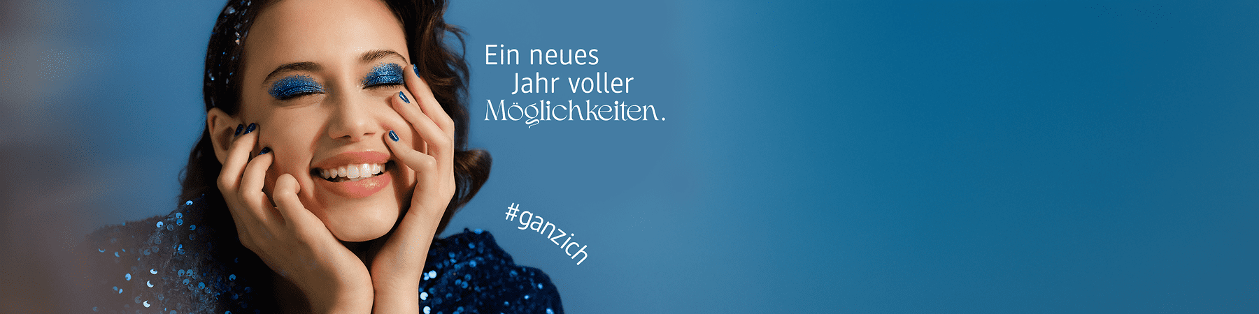 Eine Person in einem blauen Pailletten-Outfit, daneben der Text „Ein neues Jahr voller Möglichkeiten“ und „#ganzich“ auf blauem Hintergrund