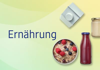 Eine Collage mit einer Müslischale mit Beeren, einer roten Flasche, einem Glas mit Deckel und einem grauen Getränkekarton auf grün-gelbem Hintergrund