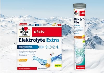 Zwei Produktverpackungen von Doppelherz: links eine Packung mit der Aufschrift „Elektrolyte Extra“, rechts eine Tube mit „Elektrolyte Zuckerfrei“