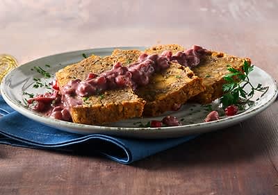Veganer Hackbraten mit Zwiebel-Granatapfelsauce