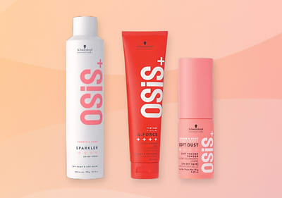 Drei Haarstyling-Produkte von Schwarzkopf Osis+ auf rosa Hintergrund, links ein weißer Sprühflakon, mittig eine rote Tube, rechts ein rosa Flakon