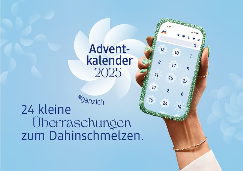 Ein Smartphone mit Adventskalender-App wird von einer Hand gehalten, daneben der Text „Adventkalender 2025“ und „24 kleine Überraschungen zum Dahinschmelzen“ auf blauem Hintergrund