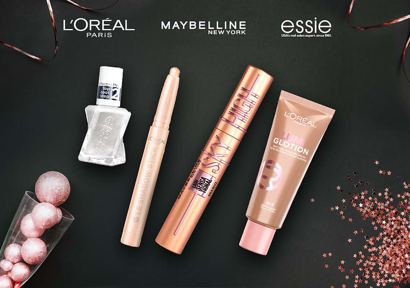 Eine Collage mit vier Kosmetikprodukten: L'Oréal Paris Nagellack, Maybelline New York Augenstift, Maybelline New York Mascara, L'Oréal Paris Lumi Glotion. Oben die Logos von L'Oréal Paris, Maybelline New York und essie.